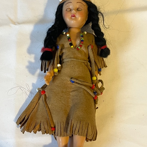Rare Vintage Native American Doll With Eyes That Close When Laying Down ￼ - Picture 3 of 3